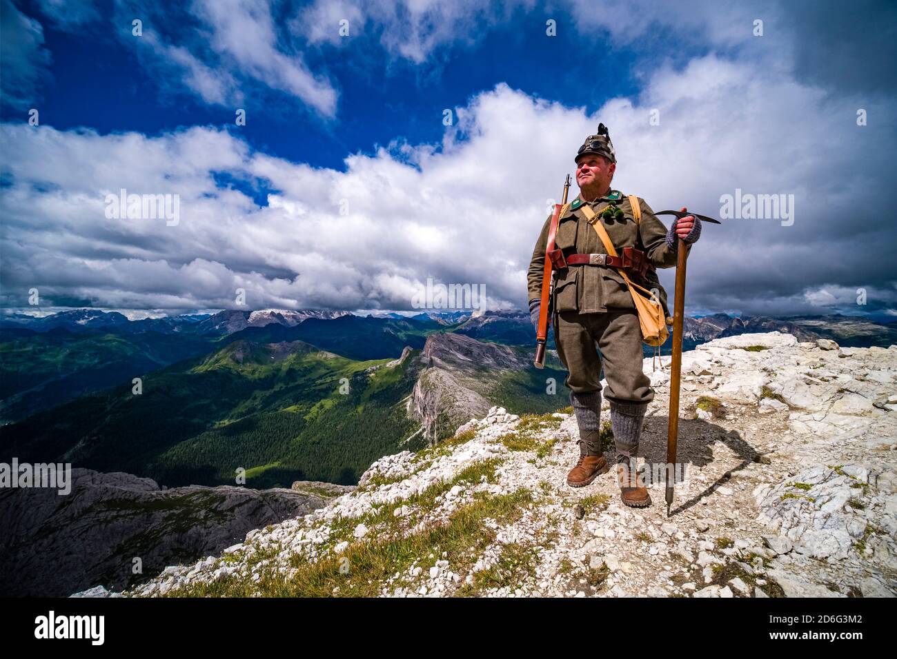 Ein Schauspieler, der als erster Weltkrieg-Soldat auf dem Gipfel des Mt. Lagazuoi, bekannt für seine Tunnel während des Krieges, über dem Falzarego Pass, Passo di Falzarego. Stockfoto