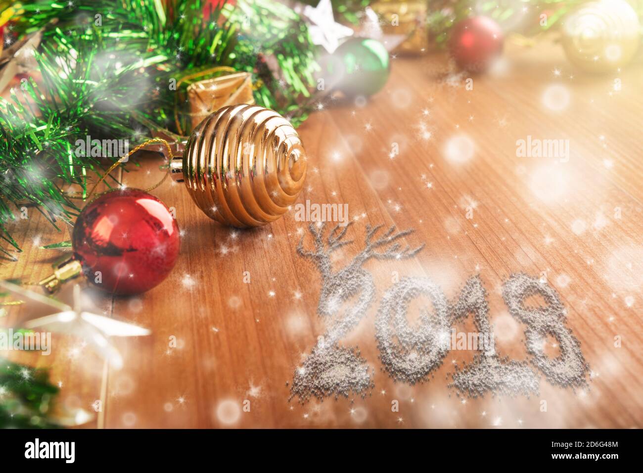 Weihnachten Hintergrund mit Tannenbaum und Dekoration auf dunklem Holz- Board Stockfoto