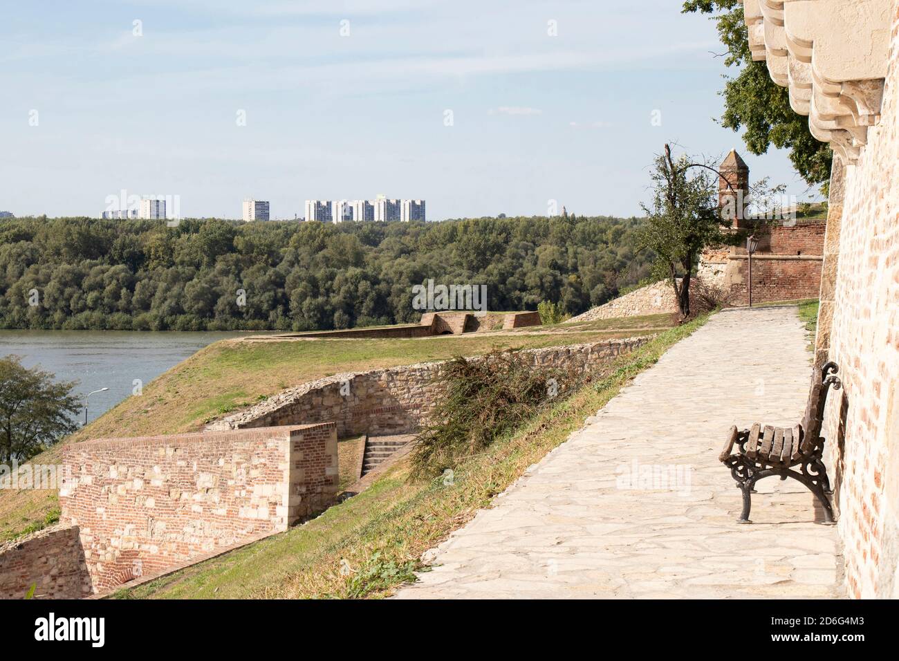 Bank in Kalemegdan Festung Aussichtspunkt in Belgrad, Serbien mit einem schönen Blick auf den Fluss, Bank mit Wäldern und Wolkenkratzern in Neu Belgrad, auf einem sonnigen d Stockfoto