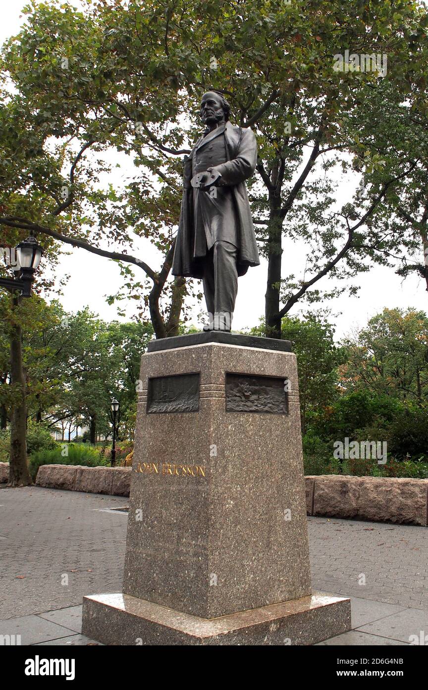 Statue von John Ericsson, mit einem Modell der USS Monitor, im Battery Park, New York, NY, USA Stockfoto