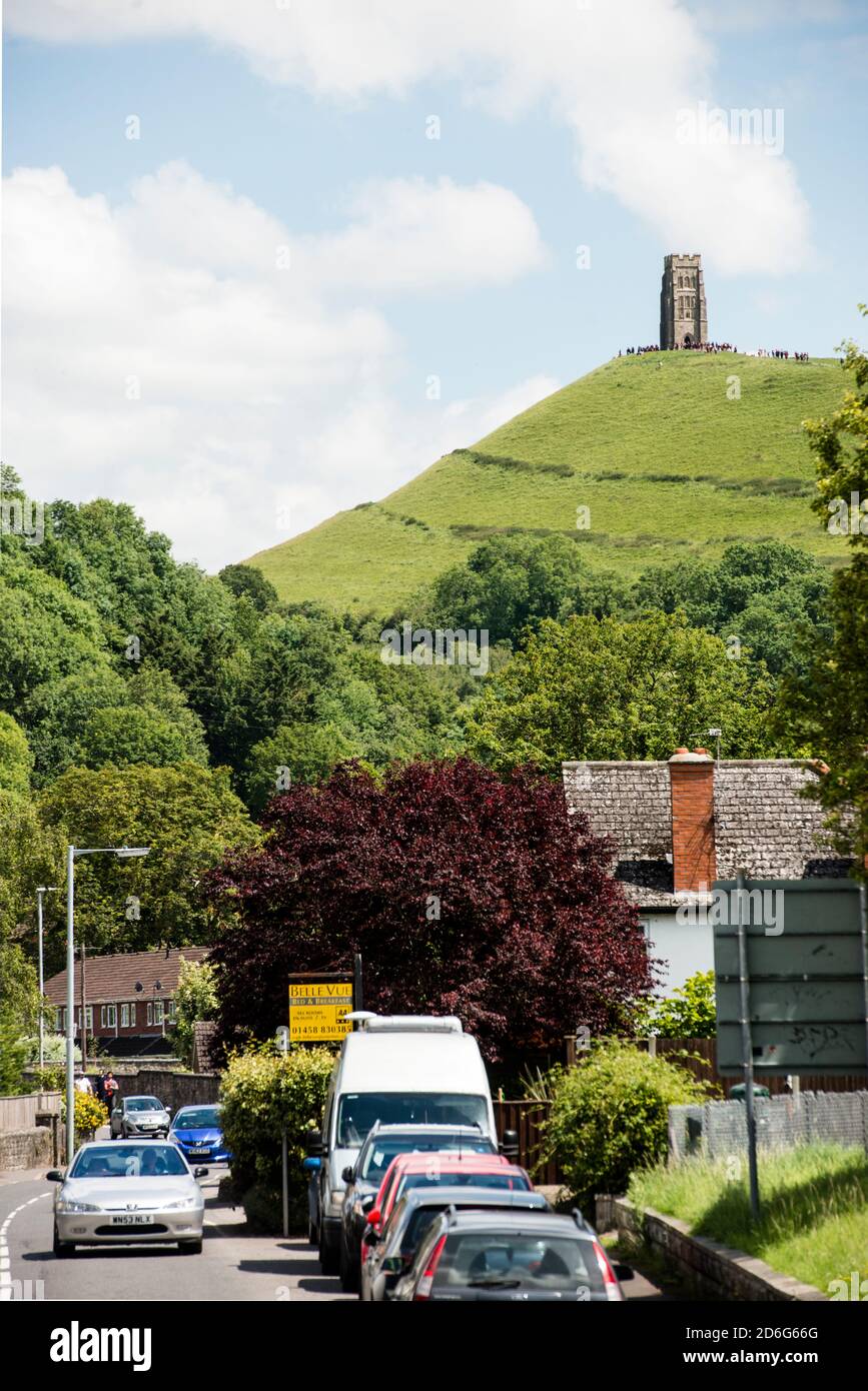 St. Michael's Tower am Glastonbury Tor herrscht über das Township Glastonbury und rast in die Innenstadt. Stockfoto