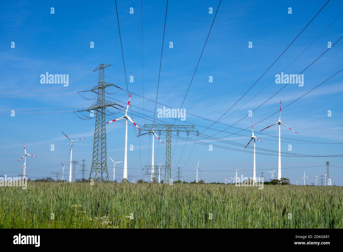 Stromleitungen, Strommasten und Windkraftanlagen in Deutschland gesehen Stockfoto