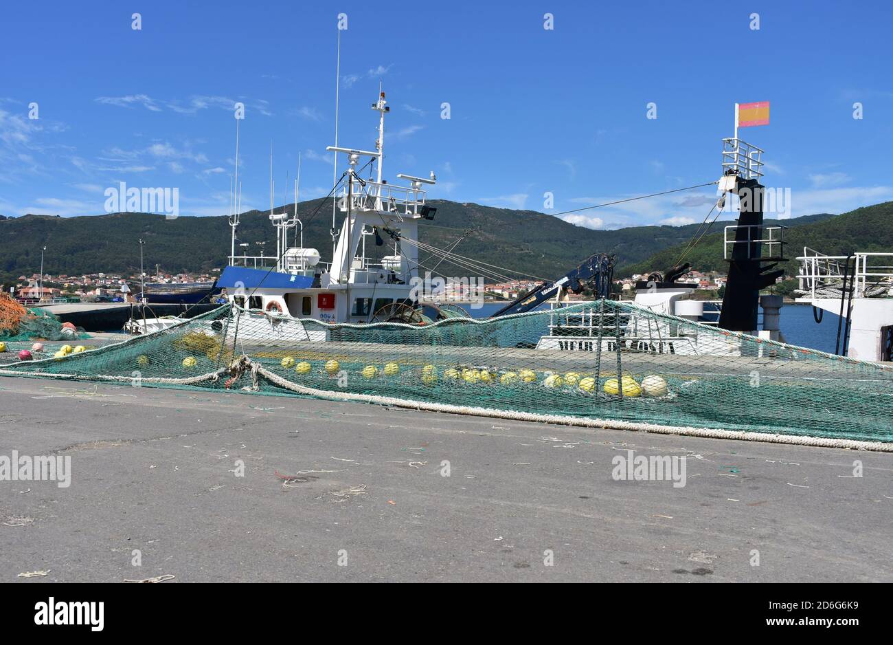 Muros, Spanien. 23. August 2020. Galizisches Fischerboot in einem Hafen mit Fischernetz in der berühmten Rias Baixas Region. Provinz Coruña, Galizien. Stockfoto