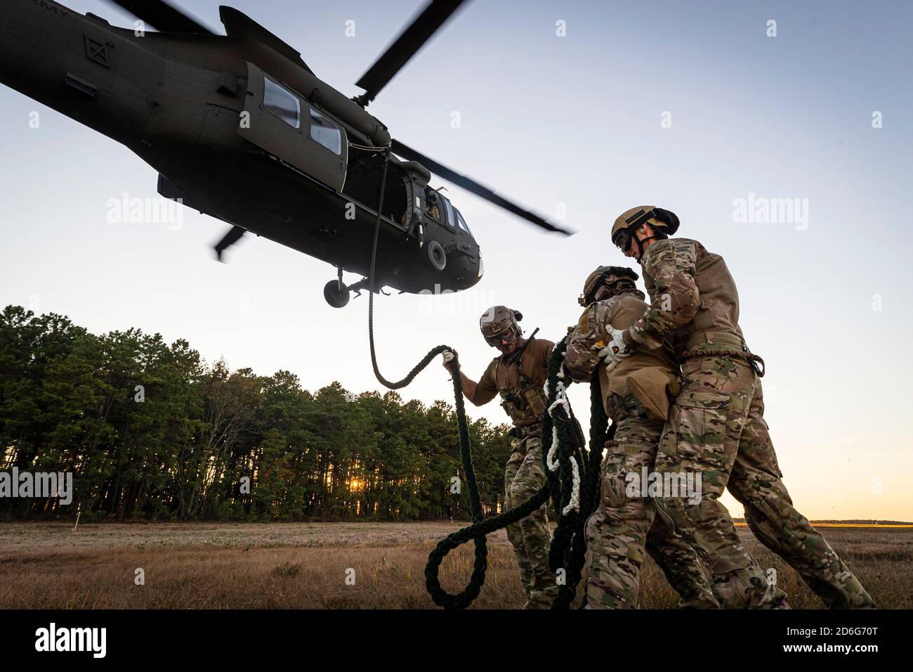 U.S. Air Force Special Warfare Airmen mit dem 227. Air Support Operations Squadron der New Jersey Air National Guard erholen sich nach einem schnellen Rumping von einem US Army UH-60M Black Hawk Hubschrauber mit dem 1-150th Assault Helicopter Bataillon während des Trainings auf Joint Base McGuire-Dix-Lakehurst, N.J., 14. Oktober 2020. (USA Foto der Air National Guard von Meister Sgt. Matt Hecht) Stockfoto