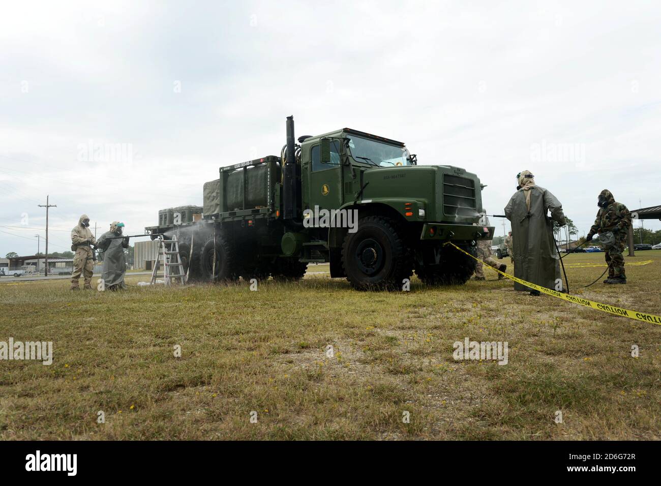 GULFPORT, Mississippi (Okt 6, 2020) – Seekühe, die dem Marine Mobile Construction Bataillon (NMCB) 1 und dem Naval Construction Training Center Gulfport zugewiesen sind, führen eine chemische, biologische und radiologische Dekontaminationsübung im Naval Construction Bataillon Center Gulfport, Mississippi, 6. Oktober 2020 durch. NMCB 1 führt einen rigorosen Homeport-Trainingsplan durch, um Baumaßnahmen, humanitäre Hilfe und Sicherheitsoperationen durchzuführen. (USA Navy Foto von Mass Communication Specialist 1st Class Caine Storino) Stockfoto