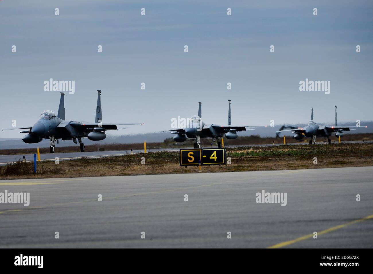 US Air Force F-15C/D Eagles, zugewiesen an das 493rd Expeditionary Fighter Squadron, Taxi für einen Trainingsort zur Unterstützung der NATO Air Police Operationen auf der Keflavik Air Base, Island, 15. Oktober 2020. Air Police Operationen bleiben eine grundlegende Komponente, wie die NATO Sicherheit für ihre Mitglieder bietet. (USA Luftwaffe Foto / Master Sgt. Matthew Plew) Stockfoto