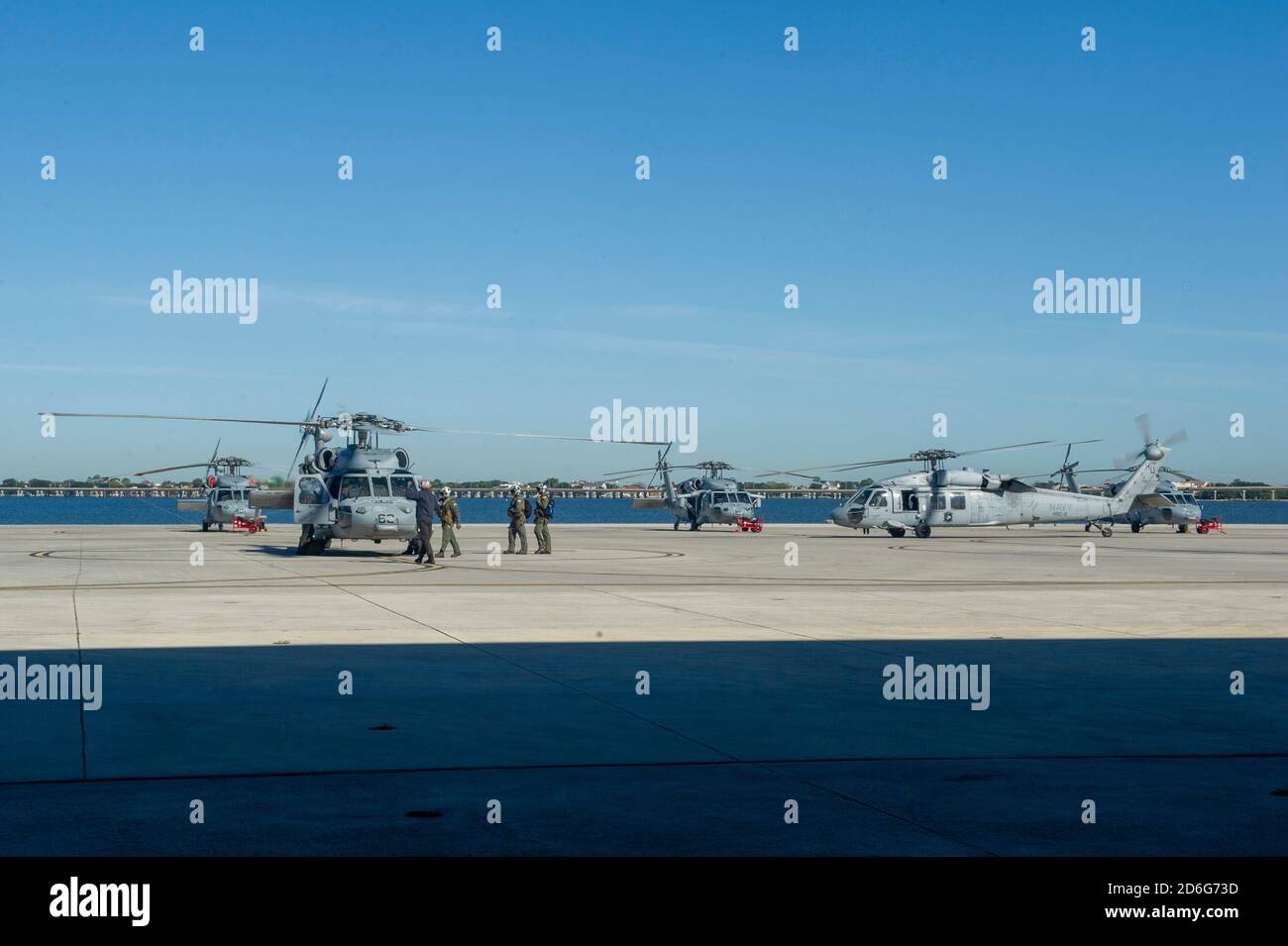 NORFOLK, VA. (15. Oktober 2020) Capt. Steve Thomas, Kommandant von Helicopter Sea Combat Squadron (HSC) 2, und Capt. Edward Johnson, Taxi der Start-und Landebahn, nach einer Luftwechsel-Zeremonie. Johnson ist seit September 2019 Kommandant der HSC-2. (USA Navy Foto von Mass Communication Specialist 3rd Class Sam Jenkins) Stockfoto