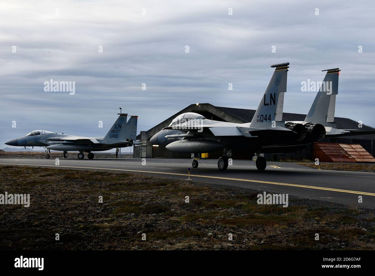Die F-15C/D Eagles der US Air Force, die dem 493rd Expeditionary Fighter Squadron zugewiesen wurde, führen Routineoperationen zur Unterstützung der NATO Air Police auf der Keflavik Air Base, Island, 16. Oktober 2020, durch. Air Police Operationen bleiben eine grundlegende Komponente, wie die NATO Sicherheit für ihre Mitglieder bietet. (USA Luftwaffe Foto / Master Sgt. Matthew Plew) Stockfoto