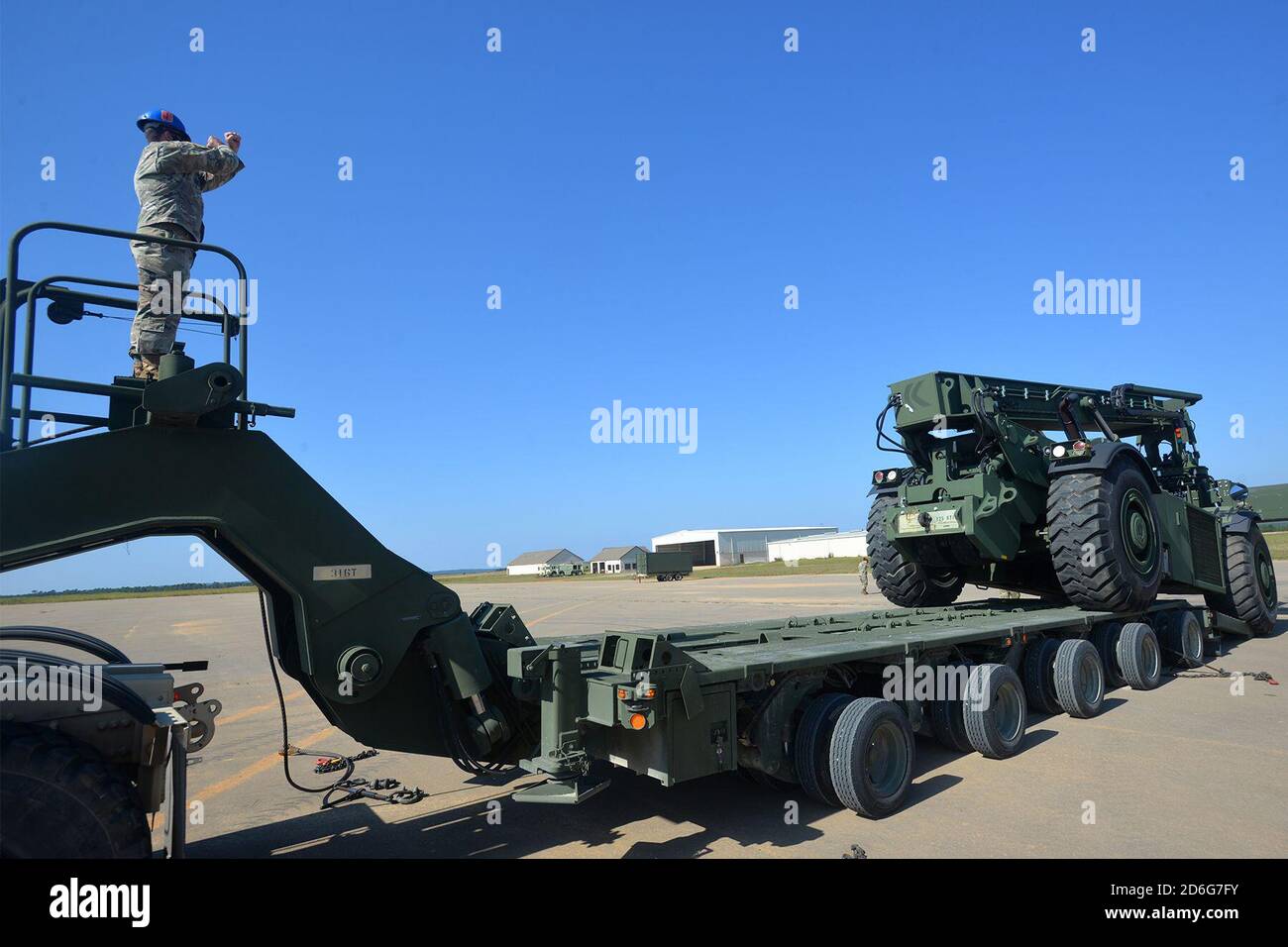 North Carolina National Guard (NCNG) 1452. Combat Heavy Equipment Transporter Transportation Company setzen ihre Mission zur Unterstützung der Soldaten der 82. Airborne Division der US-Armee in Fort Bragg, North Carolina, 15. Oktober 2020 fort. Hier NCNG Sgt. 1st Class Derek Winfree, ein LKW-Fahrer zugewiesen, um die 1452., Boden führt ein Fahrzeug zu bewegen schwere Ausrüstung von Trainingsstätten über die Festung, die für flexiblere Ausbildung Umverteilung für die Luftlandsoldaten und wertvolle Erfahrung für die 1452. Soldaten erlaubt. Stockfoto