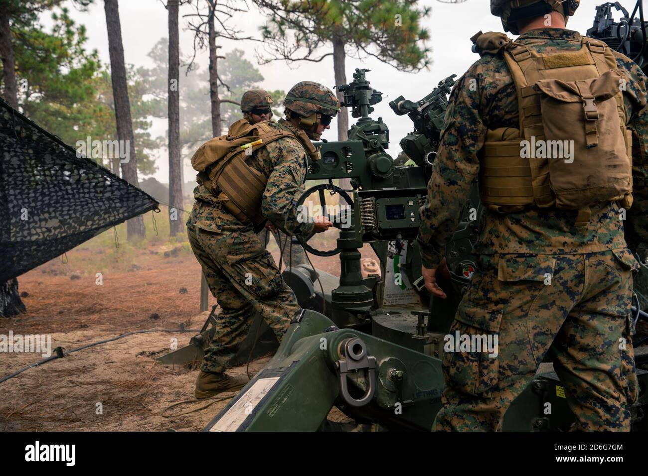 U.S. Marine Corps CPL. Matthew Koon, ein Waffenchef mit 2d Bataillon, 10th Marine Regiment, 2d Marine Division, bereitet sich darauf vor, die Lanyard auf einer M777 geschleppten 155 mm Haubitze während der Übung Rolling Thunder 21-1 auf Fort Bragg, North Carolina, 8. Oktober 2020 zu ziehen. Rolling Thunder ist eine groß angelegte Übung, die alle Bataillone innerhalb des Regiments integriert, um ihre Fähigkeit zu manövrieren und Missionen durchzuführen, um ihre Kampfwirkung weiter zu verbessern. (USA Marine Corps Foto von Lance CPL. Jennifer E. Reyes) Stockfoto