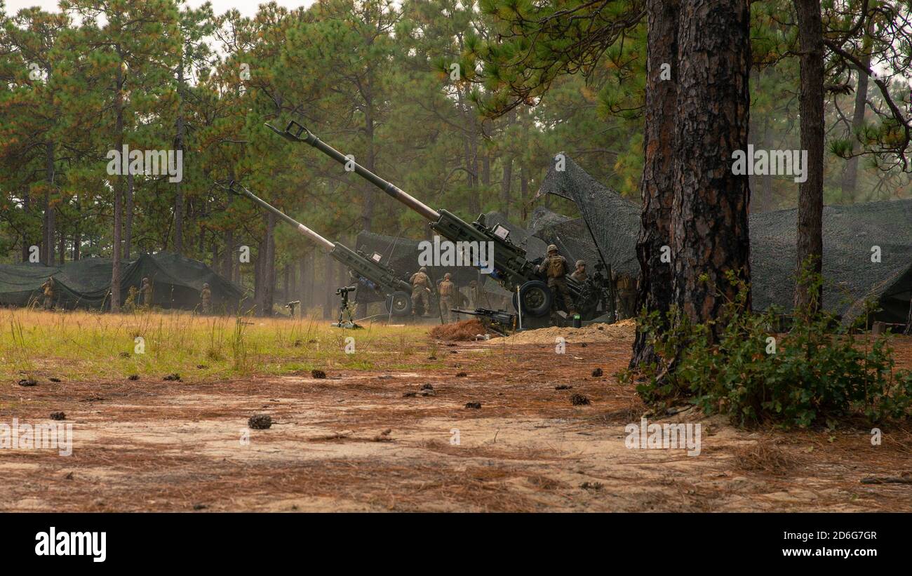 U.S. Marineinfanteristen mit 2d Bataillon, 10th Marine Regiment, 2d Marine Division, führen Live-Feuerübungen mit einer M777 geschleppten 155 mm Haubitze während der Übung Rolling Thunder 21-1 auf Fort Bragg, North Carolina, 8. Oktober 2020 durch. Rolling Thunder ist eine groß angelegte Übung, die alle Bataillone innerhalb des Regiments integriert, um ihre Fähigkeit zu manövrieren und Missionen durchzuführen, um ihre Kampfwirkung weiter zu verbessern. (USA Marine Corps Foto von Lance CPL. Jennifer E. Reyes) Stockfoto