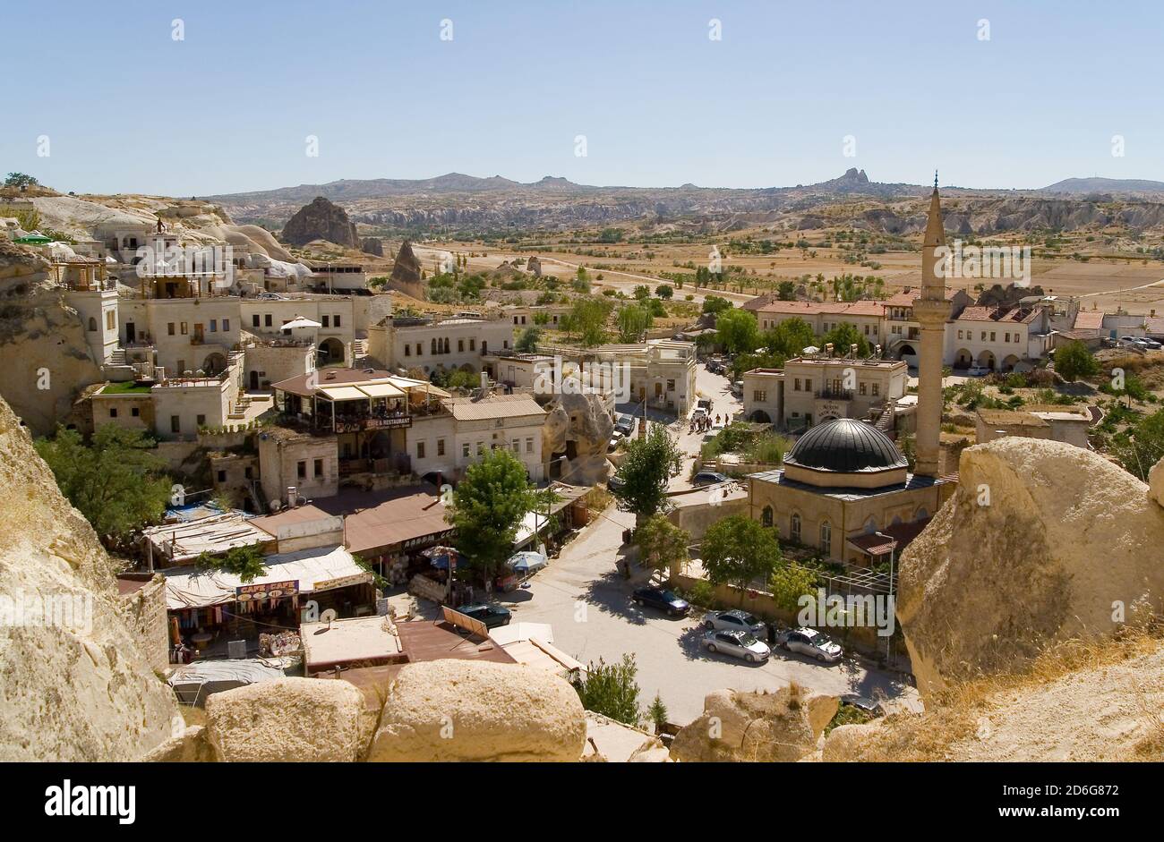 Blick auf die Stadt Chavushin und die Moschee von oben. Malerische Orte der türkischen Kappadokien. Stockfoto