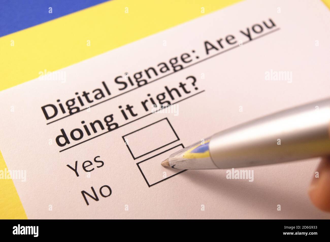 Digital Signage: Machen Sie es richtig? Ja oder Nein? Stockfoto