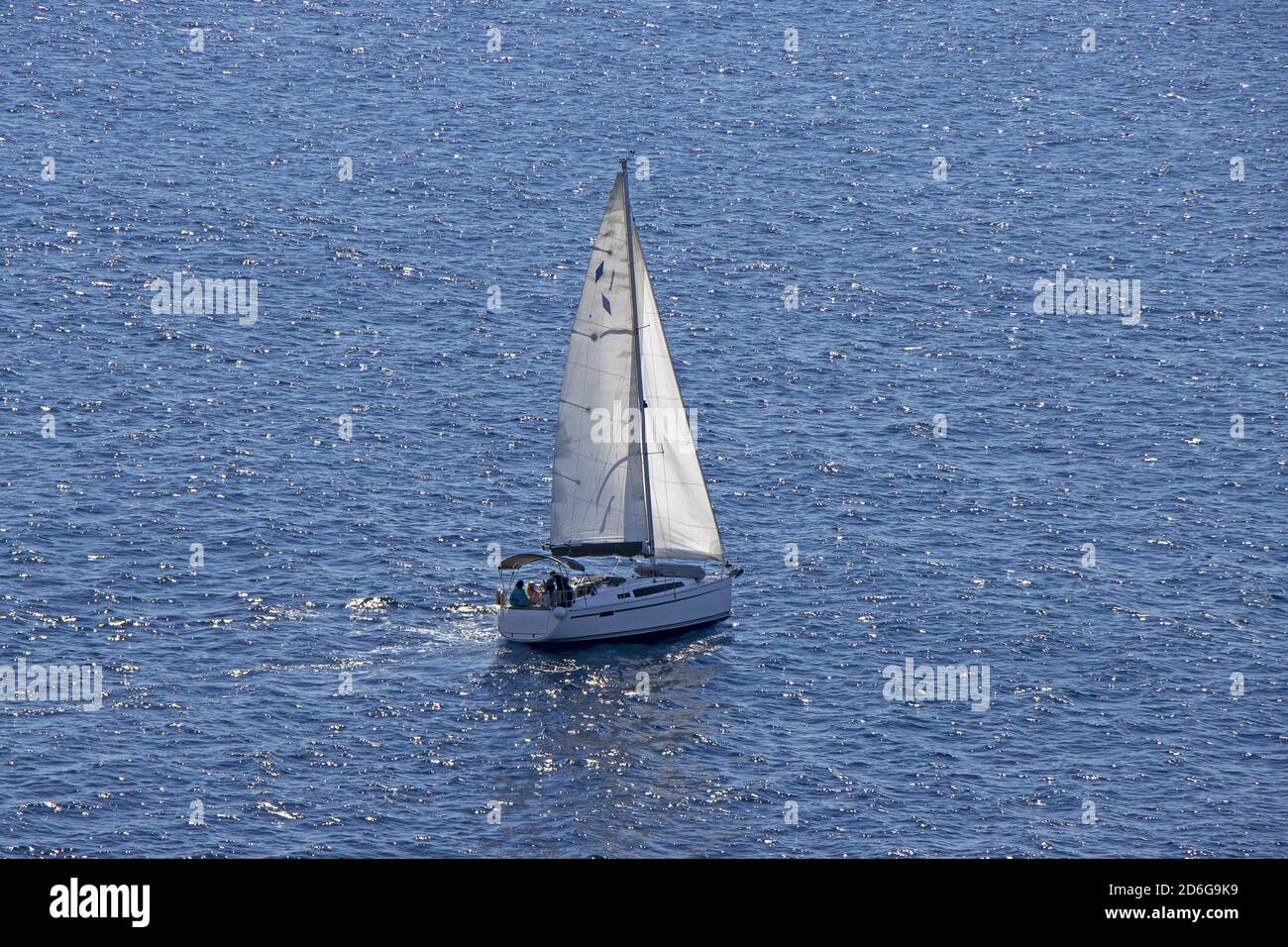 Kleine Segelyacht im offenen blauen Meer Stockfoto