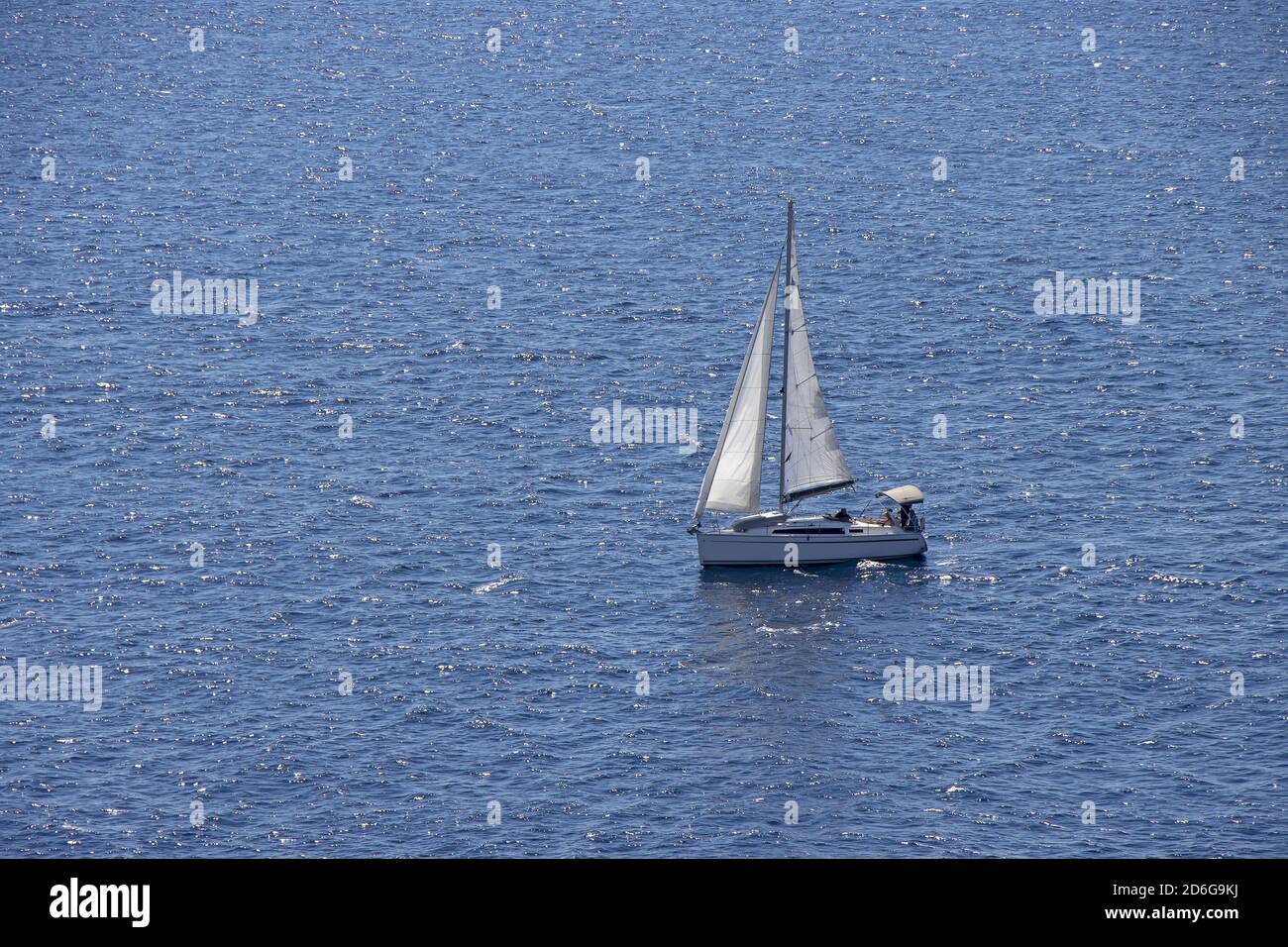Kleine Segelyacht im offenen blauen Meer Stockfoto