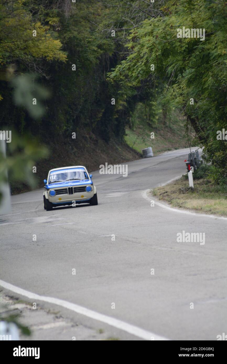 PESARO COLLE SAN BARTOLO , ITALIEN - OTT 12 - 2019 : BMW 2002 auf einem alten Rennwagen in Rallye Stockfoto