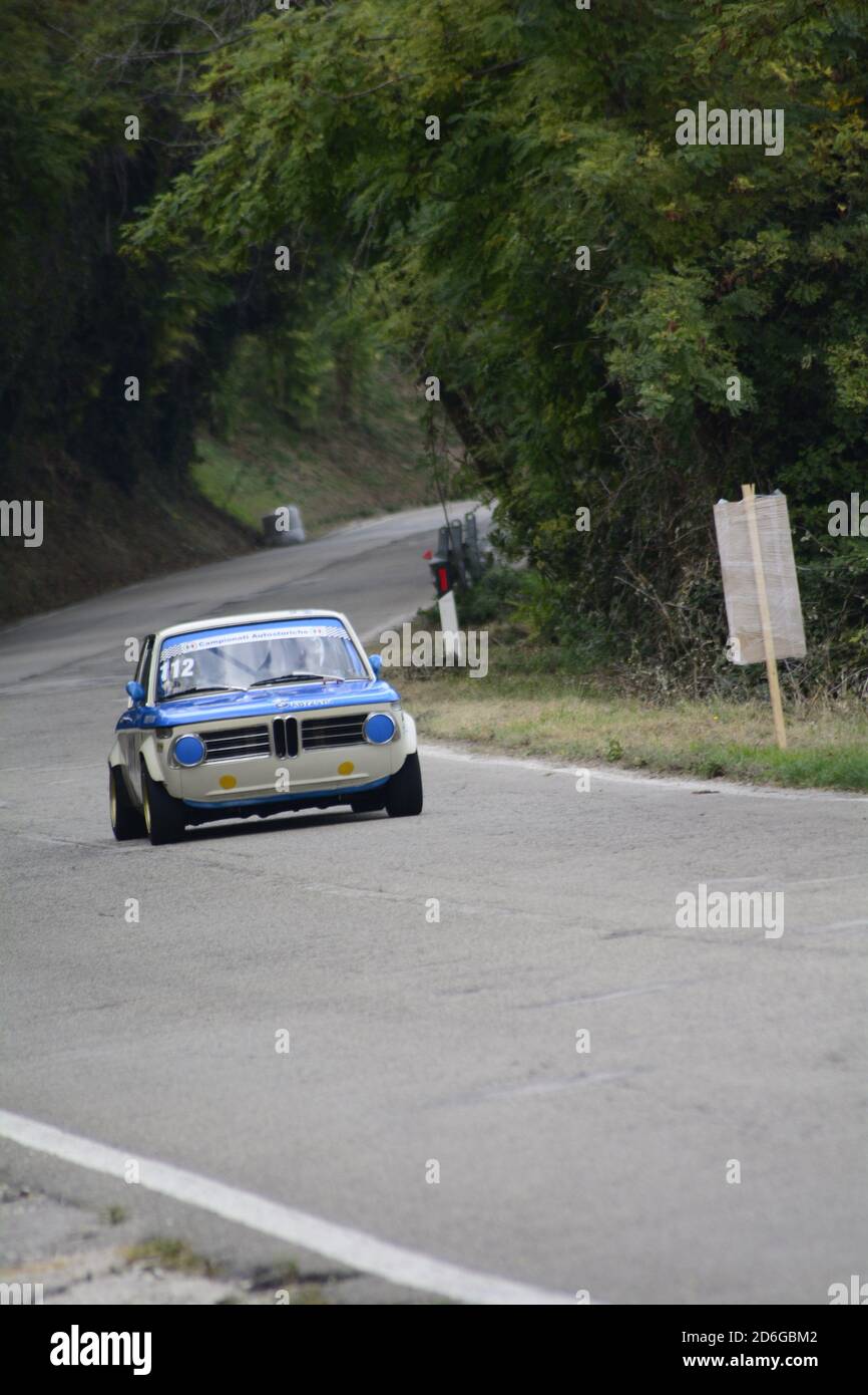 PESARO COLLE SAN BARTOLO , ITALIEN - OTT 12 - 2019 : BMW 2002 auf einem alten Rennwagen in Rallye Stockfoto