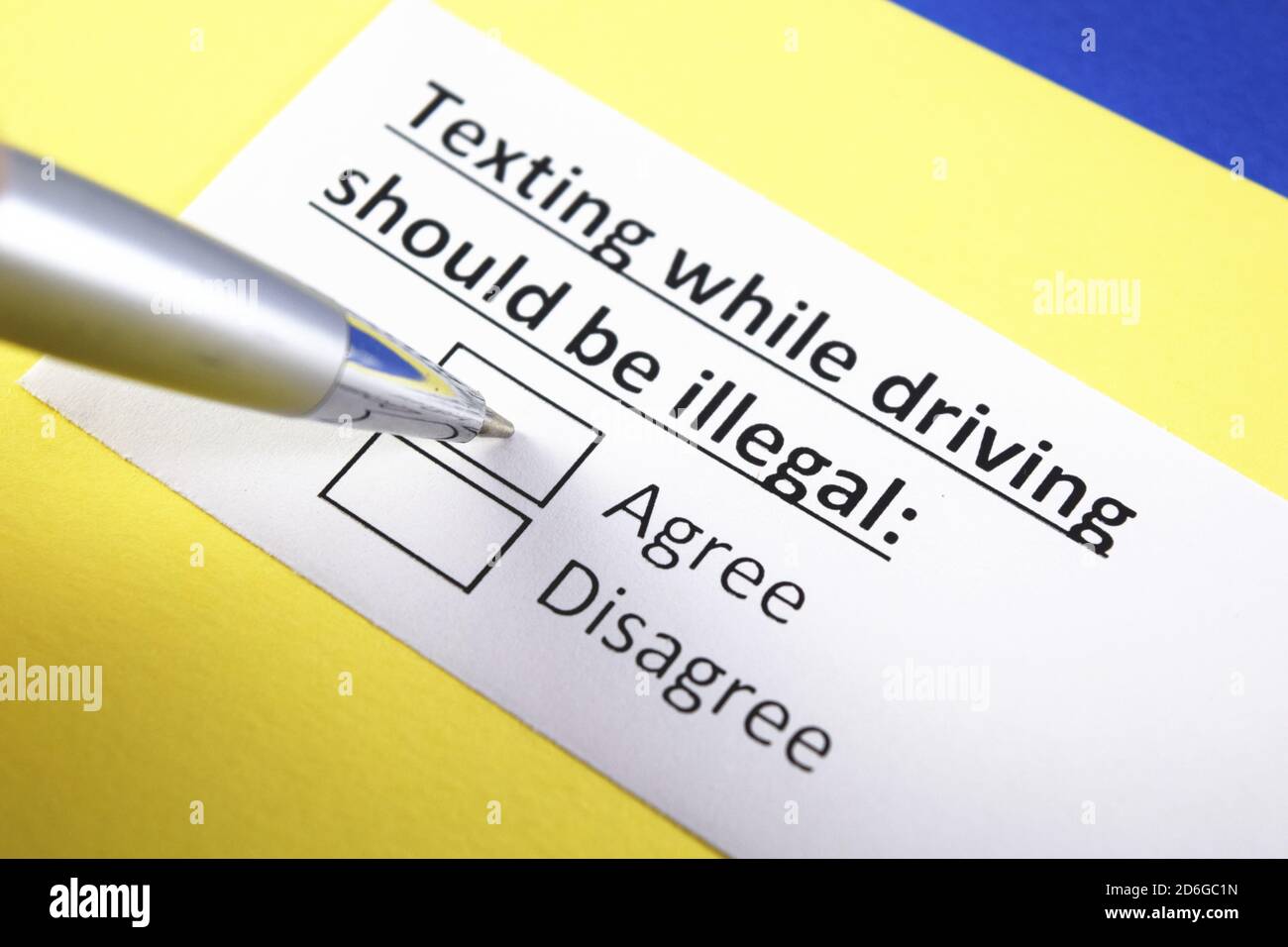 SMS während der Fahrt sollte illegal sein: Stimmen Sie zu oder stimmen Sie nicht zu? Stockfoto