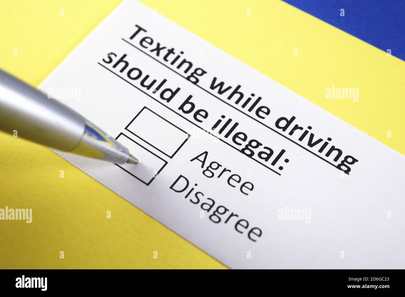 SMS während der Fahrt sollte illegal sein: Stimmen Sie zu oder stimmen Sie nicht zu? Stockfoto