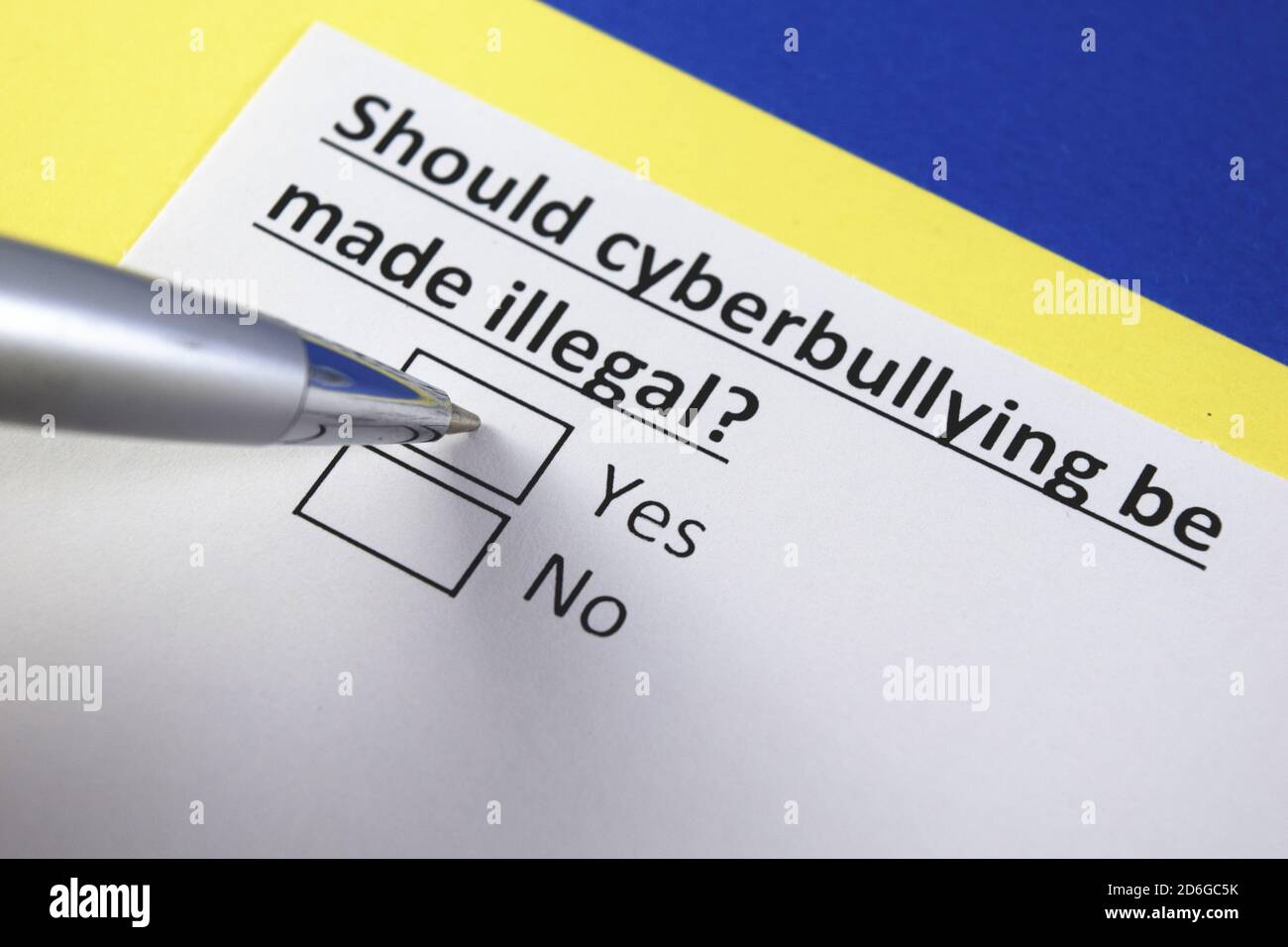 Sollte Cybermobbing illegal gemacht werden? Ja oder Nein? Stockfoto