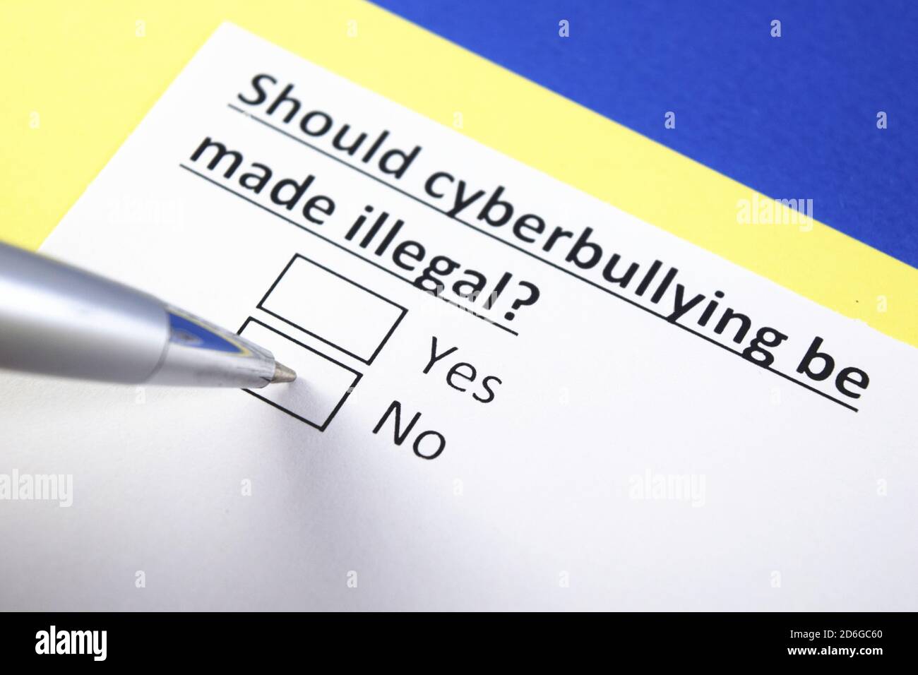 Sollte Cybermobbing illegal gemacht werden? Ja oder Nein? Stockfoto