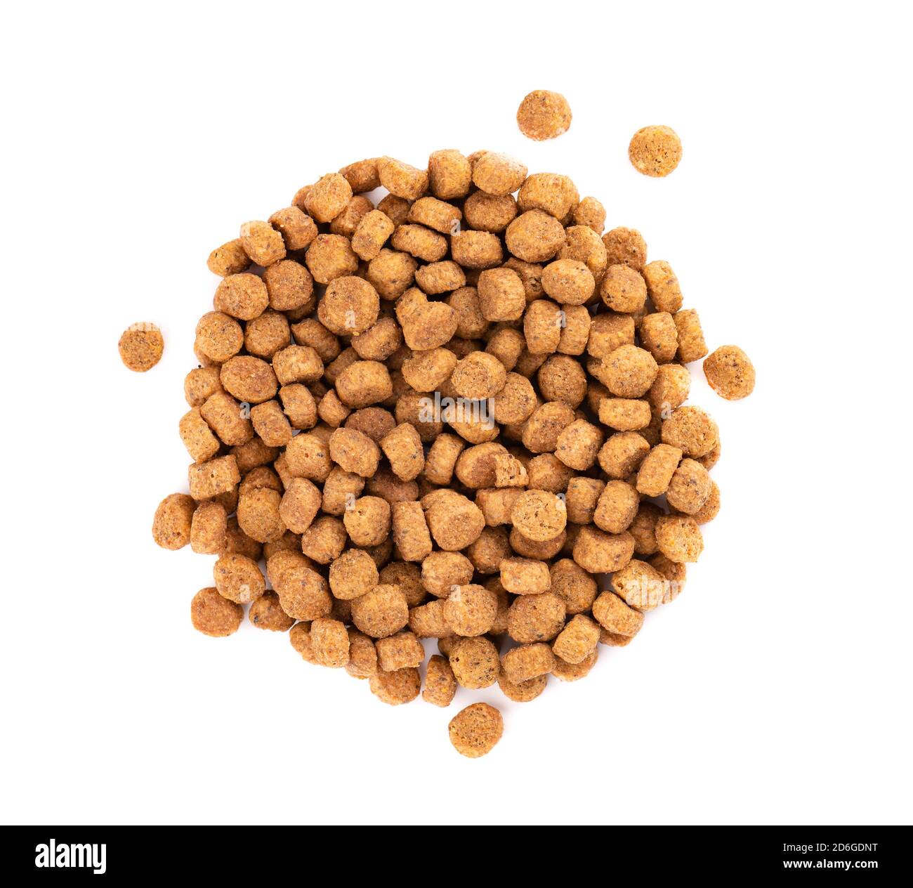 Trockenes Tierfutter, isoliert auf weißem Hintergrund. Haufen granulierter Tierfuttermittel. Granulat guter Ernährung für Hunde und Katzen. Draufsicht. Stockfoto