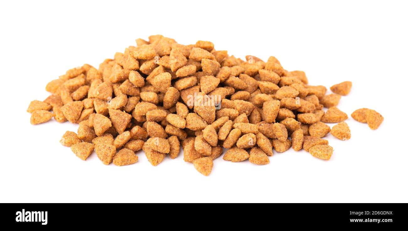 Trockenes Tierfutter, isoliert auf weißem Hintergrund. Haufen granulierter Tierfuttermittel. Granulat guter Ernährung für Hunde und Katzen. Stockfoto