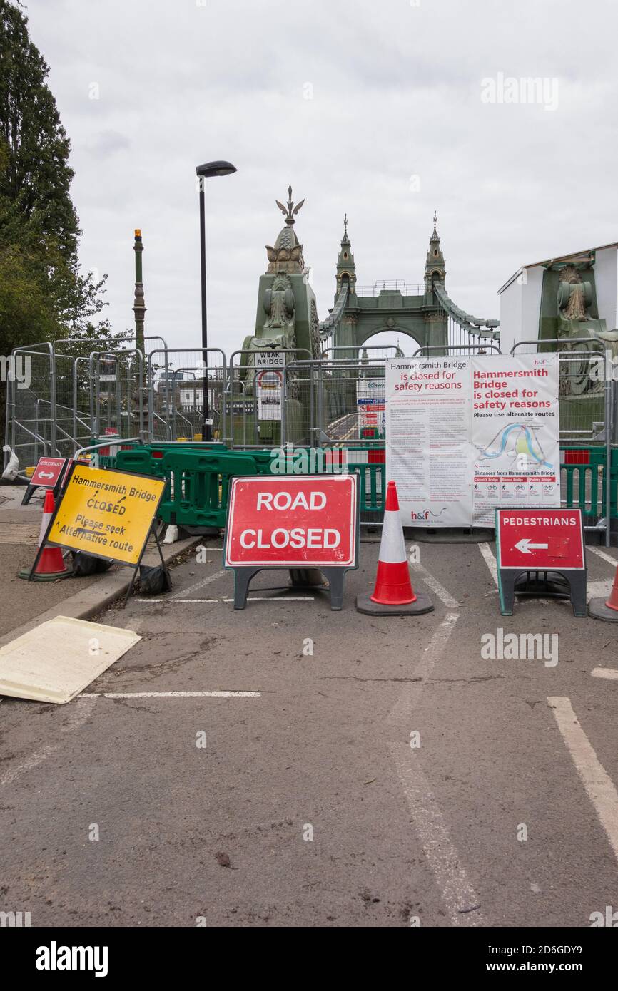 Beschilderung zur Hammersmith Bridge Straßensperrung im Südwesten von London, Großbritannien Stockfoto
