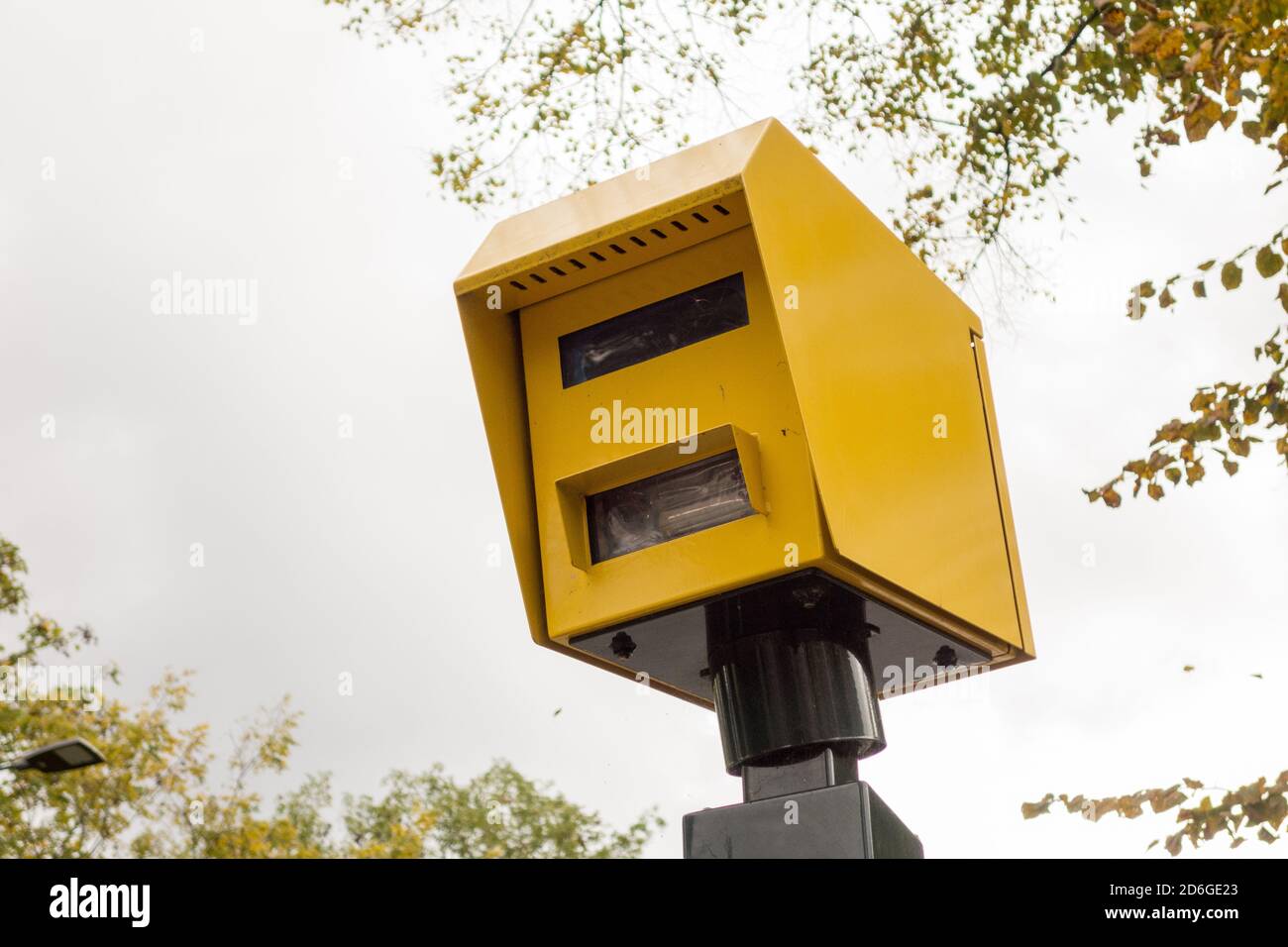 ANPR-Kamera für Verkehrsübertretungen in einer Vorstadtstraße in London, Großbritannien Stockfoto
