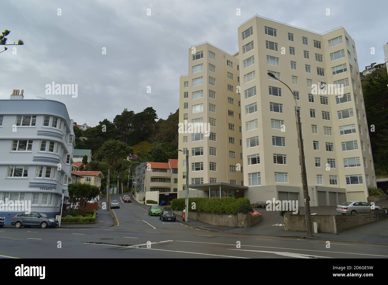 WELLINGTON, NEUSEELAND - 28. Mai 2019: Wellington / Neuseeland - 28 2019. Mai: Blick auf das Apartmentgebäude in der Oriental Bay Stockfoto