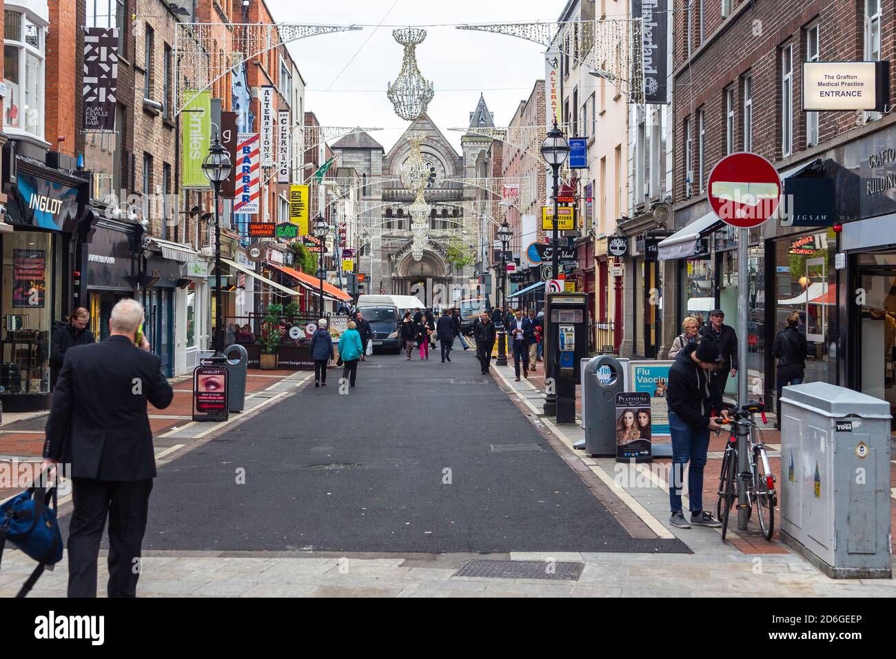 Dublin, Irland - 10. November 2015: Weihnachtsdekor auf der Anne Street. St. Anne Kirche von Irland im Hintergrund. Stockfoto