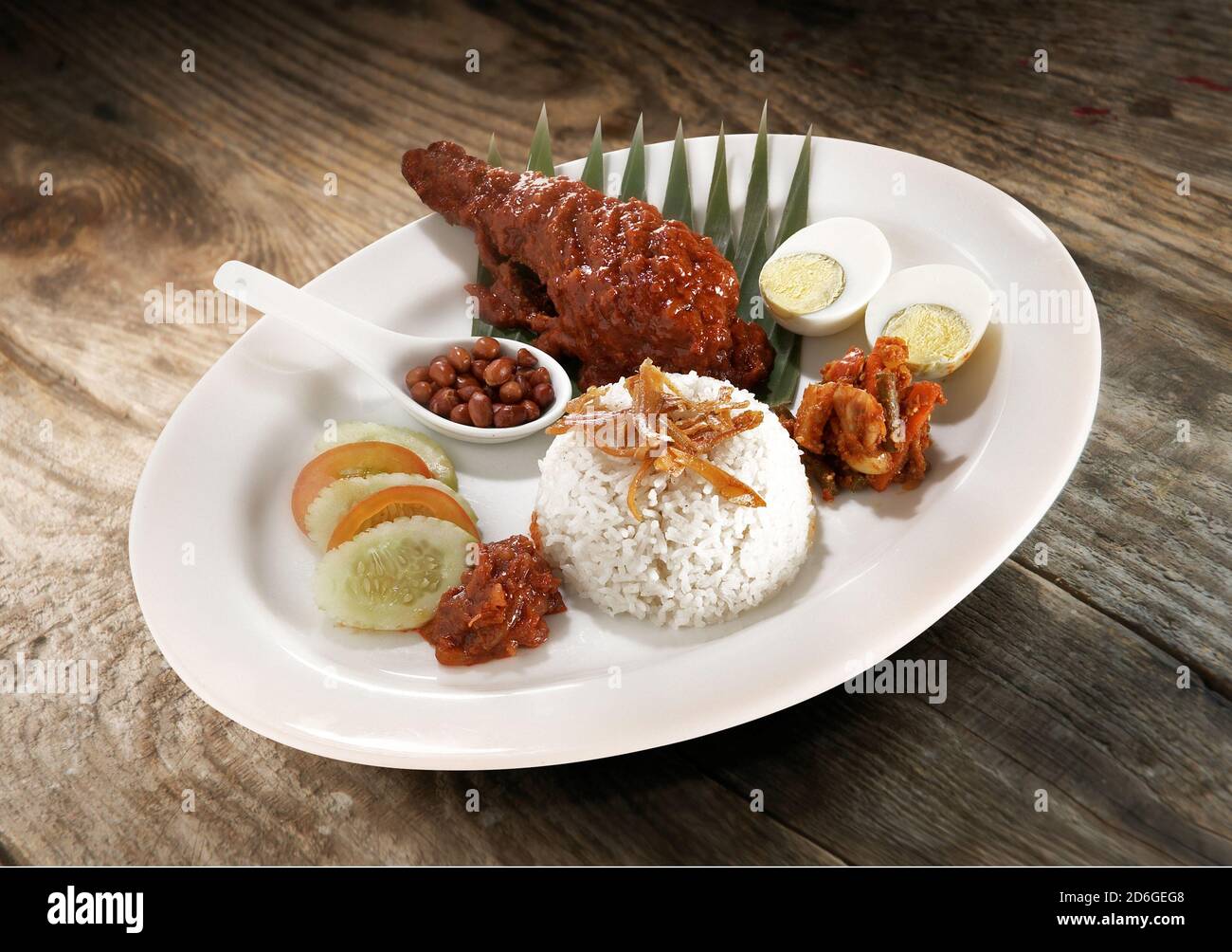 Asiatische Küche Nasi Lemak mit Huhn in Sambal-Sauce Stockfoto