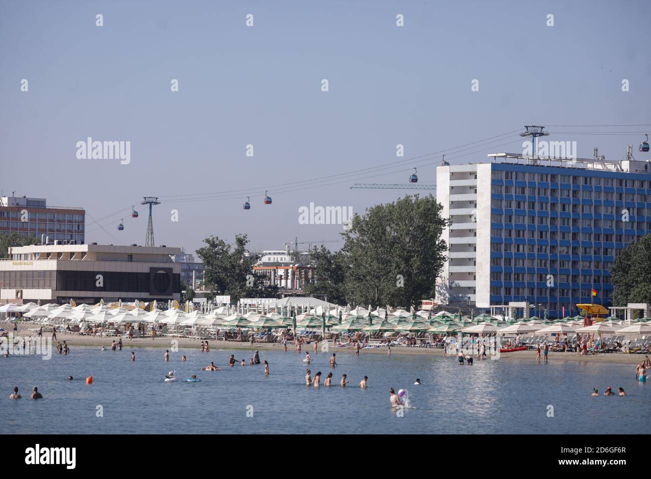 Mamaia, Rumänien - 4. Juli 2020: Hotels und Menschen am Mamaia Strand am Schwarzen Meer während des Covid-19 Ausbruchs an einem Sommertag Morgen. Stockfoto