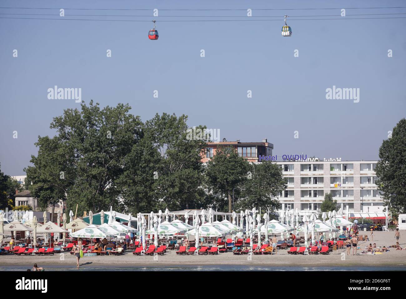 Mamaia, Rumänien - 4. Juli 2020: Hotels und Menschen am Mamaia Strand am Schwarzen Meer während des Covid-19 Ausbruchs an einem Sommertag Morgen. Stockfoto