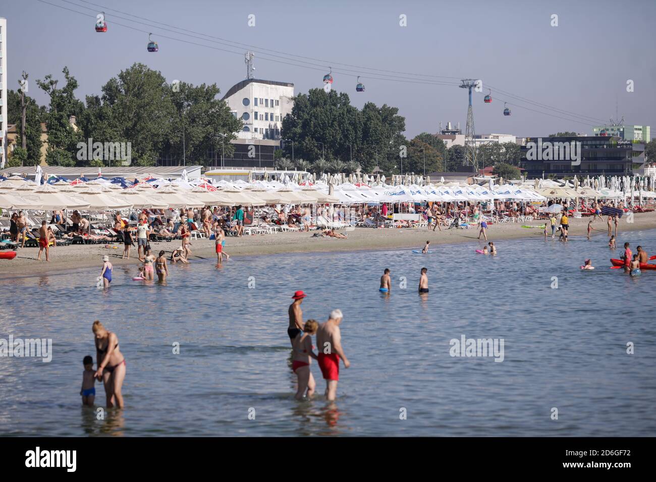 Mamaia, Rumänien - 4. Juli 2020: Hotels und Menschen am Mamaia Strand am Schwarzen Meer während des Covid-19 Ausbruchs während eines Sommertages mornin Stockfoto