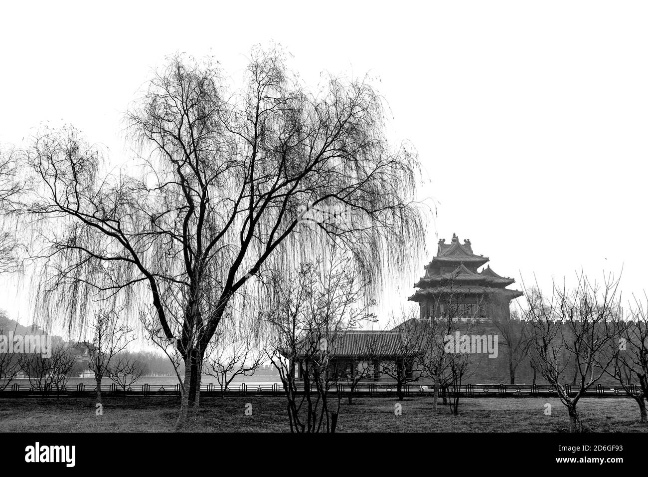 Turm an der nordwestlichen Seite der Verbotenen Stadt, Peking, China. Ein nebliger Wintertag Stockfoto