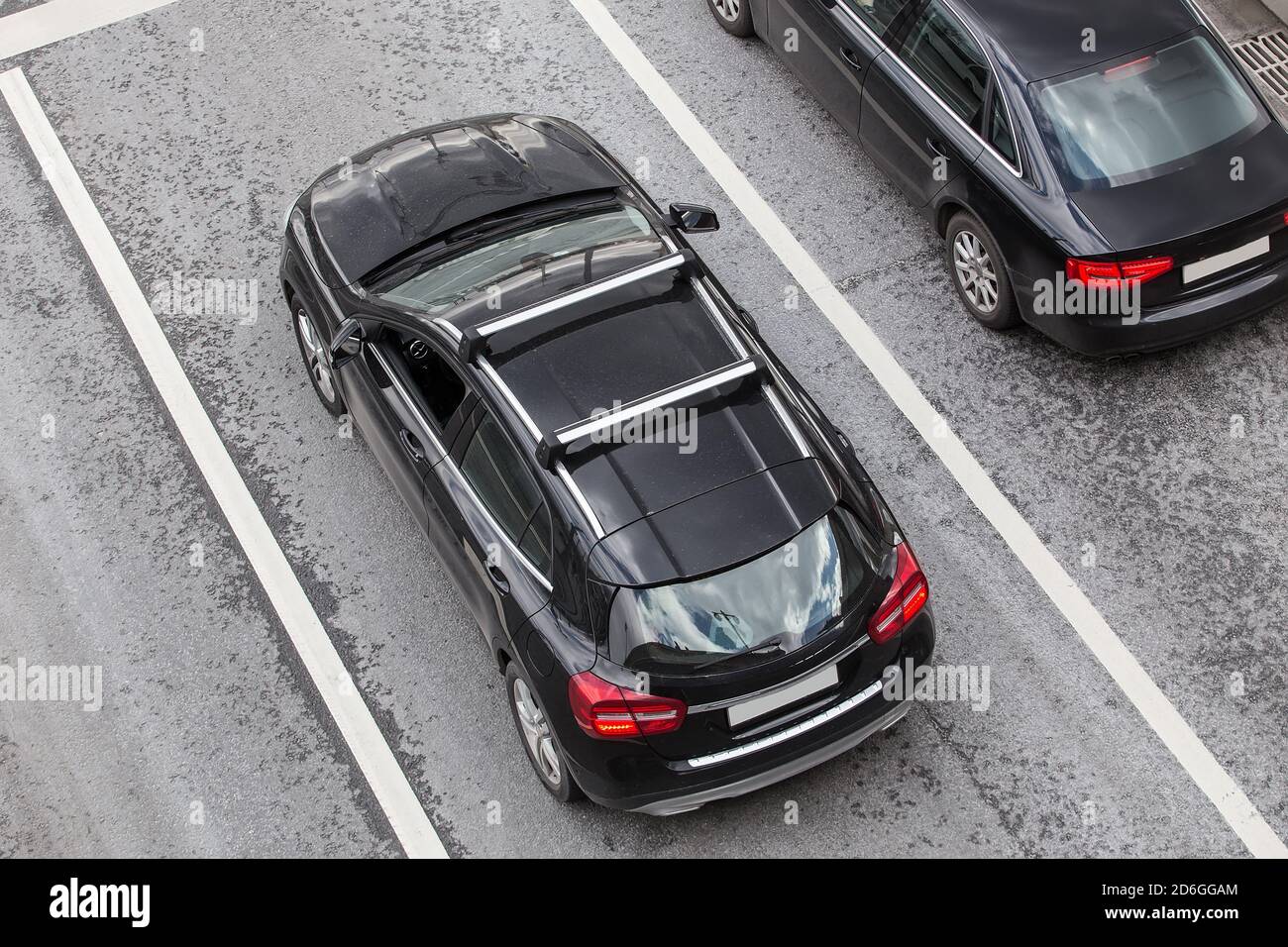 Zwei schwarze Autos auf der Straße. Draufsicht Stockfoto
