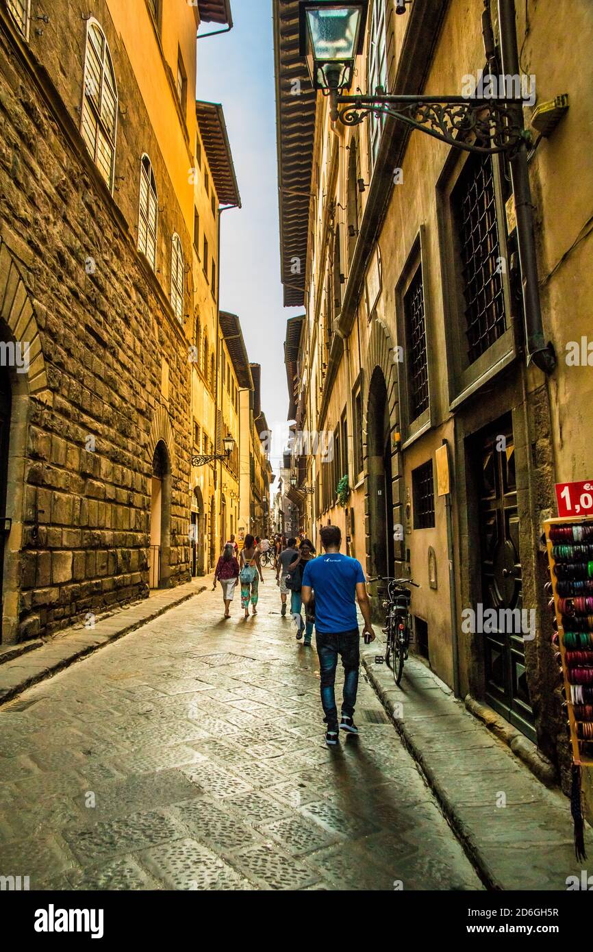 Porträtaufnahme einer engen Gasse im historischen Stadtzentrum von Florenz, Toskana, Italien an einem sonnigen Herbsttag. Stockfoto