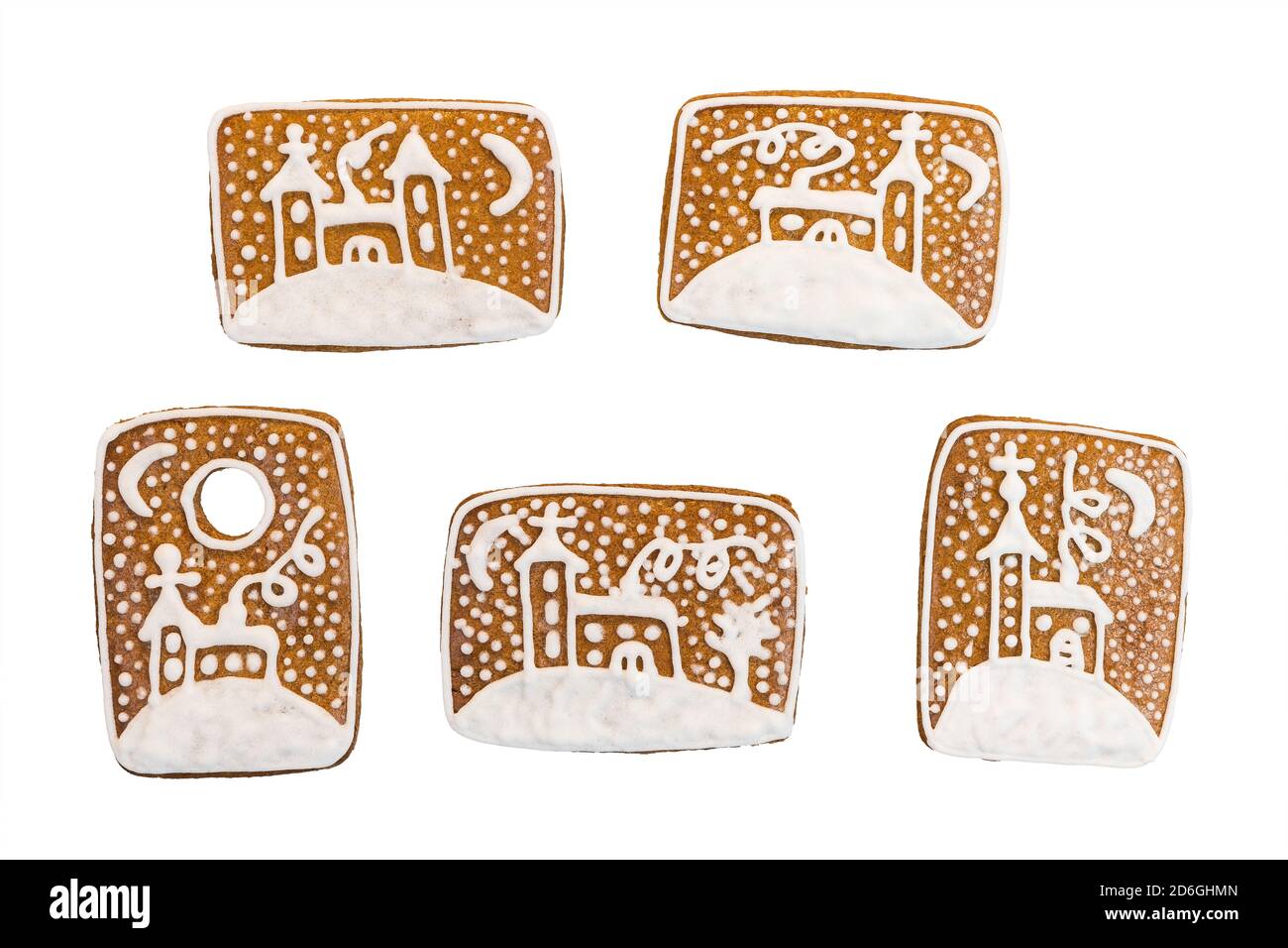 Gruppe von süßen Lebkuchen mit bemalten Kapelle im Schnee isoliert auf weißem Hintergrund. Set von Weihnachtsgebäck mit christlicher Kirche dekoriert durch Vereisung. Stockfoto