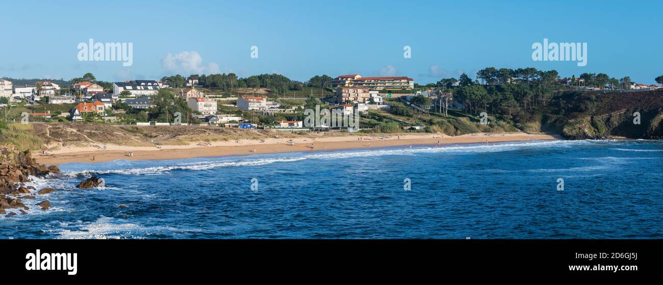 Weitwinkelansicht eines Strandes in Portonovo außerhalb der Ria de Pontevedra, Spanien. Stockfoto