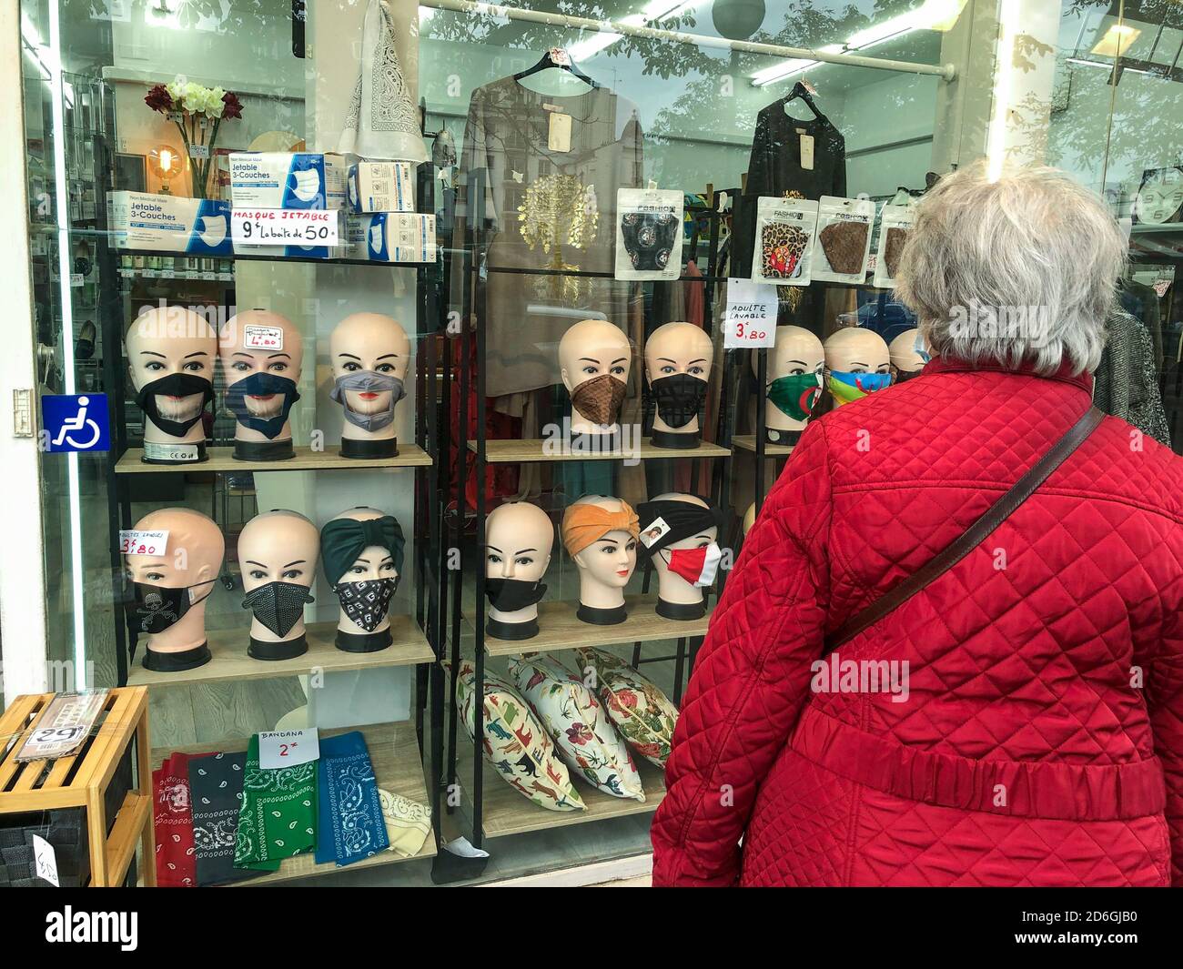 Paris, Frankreich, Woman Window Shopping, Schaufenster, mit Stoffgesicht covid Masken Öffentlichkeit auf dem Display, verhindern Virusinfektionen Stockfoto