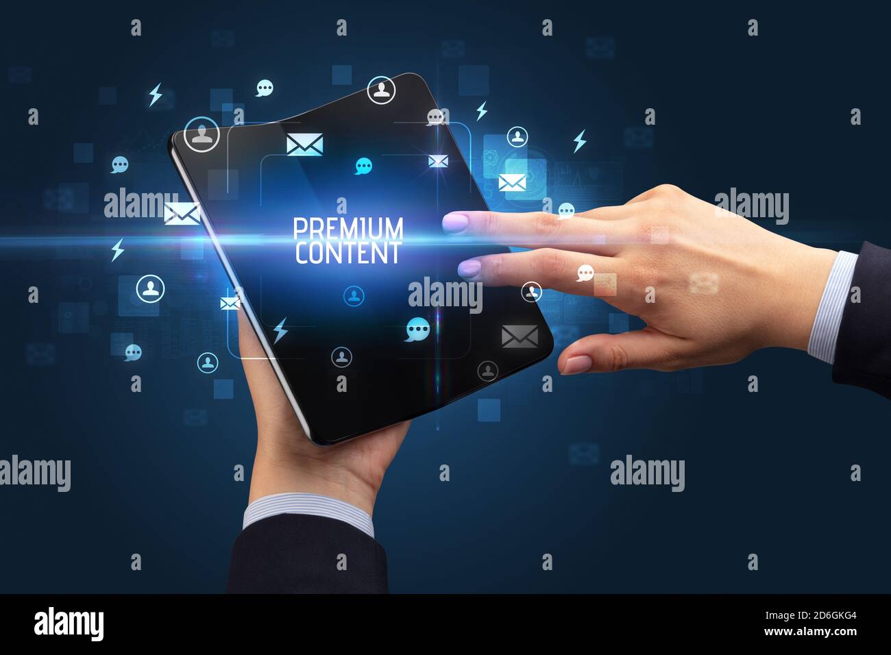 Geschäftsmann Holding ein aufklappbares Smartphone mit PREMIUM CONTENT Inschrift, Social Networking Konzept Stockfoto