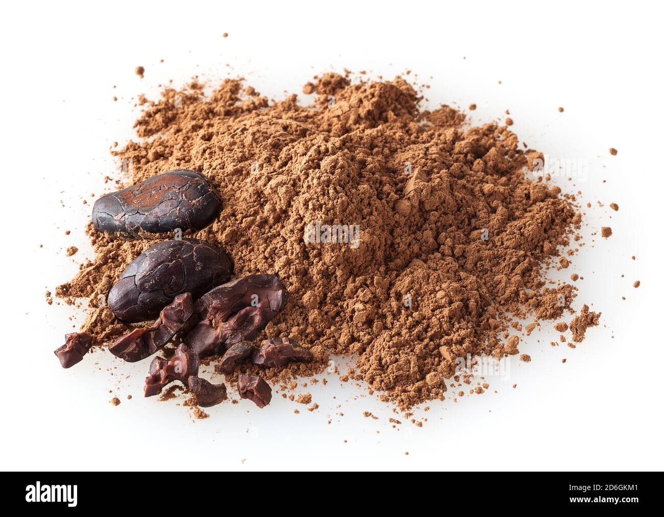 Haufen Kakaopulver mit Kakaobohnen isoliert auf weiß Hintergrund Stockfoto