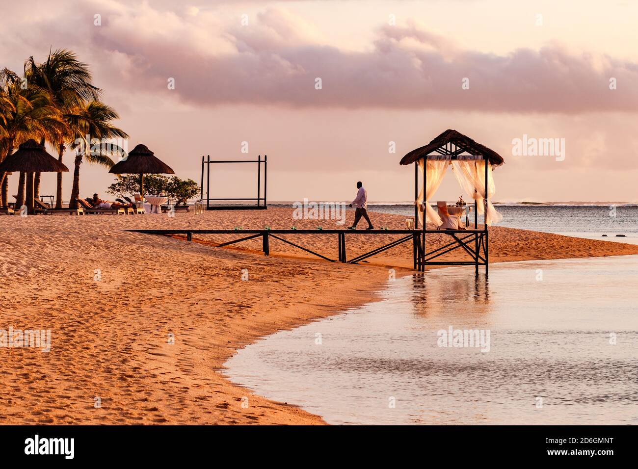 Auf Mauritius können Sie die schönsten Sonnenuntergänge genießen Der Sandstrand am Meer Stockfoto