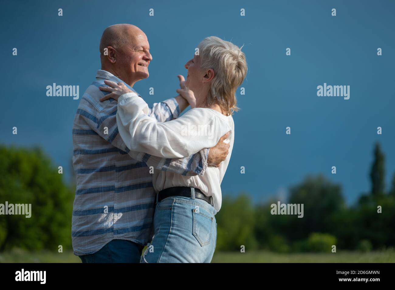 Glückliches Seniorenpaar haben romantische Dating und Tanz bei sonnigem Tag im Freien Stockfoto