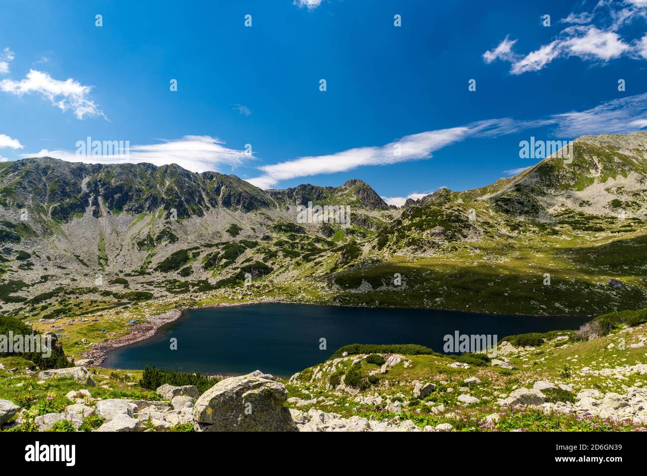 Bucura See mit Gipfeln in Retezat Bergen in Rumänien Stockfoto