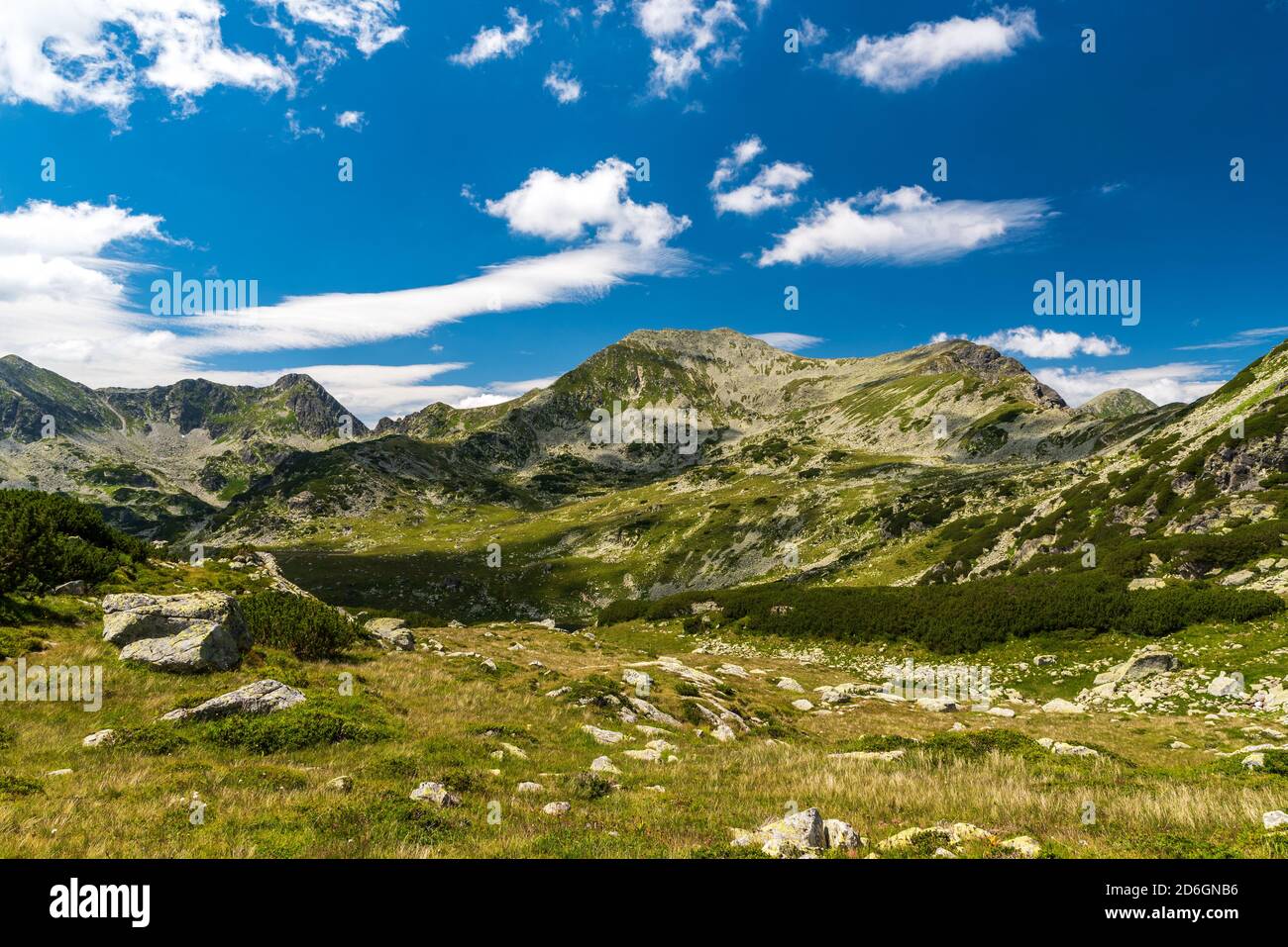 Erstaunliche Retezat Berge Landschaft während der Wanderung vom Bucura See zum Peleaga Berggipfel in Rumänien Stockfoto