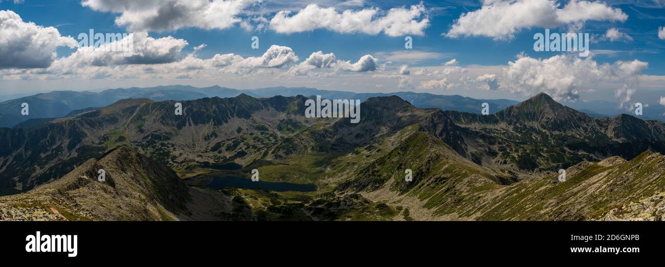 Erstaunliches Panorama vom höchsten Gipfel des Retezat-Gebirges Varful Peleaga In Rumänien Stockfoto