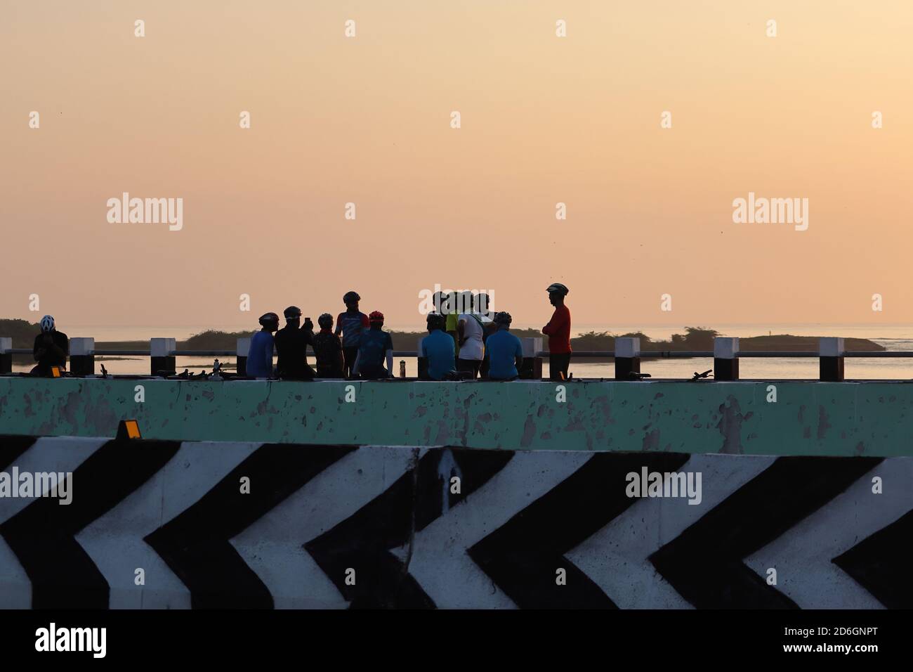 Chennai, Tamilnadu, Indien. Oct 18 , 2020.EINE Gruppe Silhouette Sport Männer versammeln sich auf einer Brücke in der Nähe der Küste am Morgen während Selfie-Photogramme Stockfoto