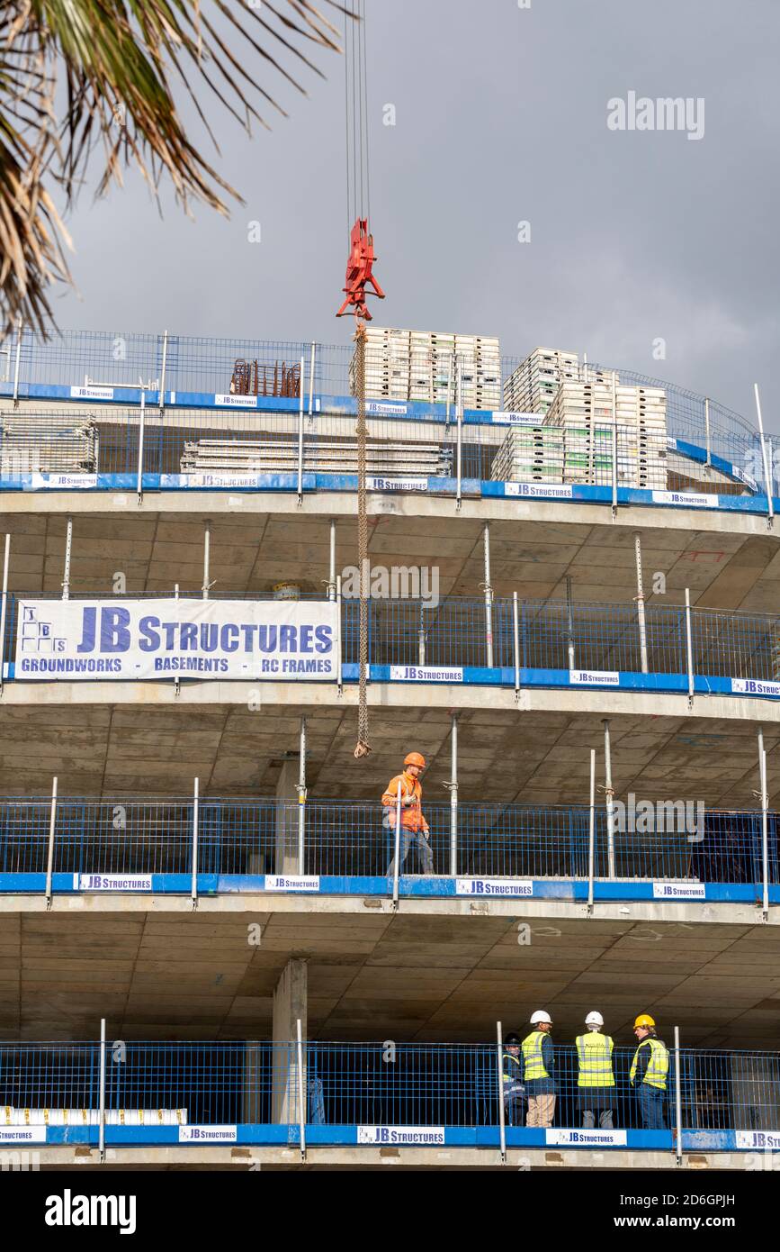 Auf dem Gelände der Esplanade-Musikanlage werden derzeit Bauarbeiten für das Clifftown Shore-Grundstück durchgeführt. Häuser am Meer. Arbeiter und Inspektoren Stockfoto